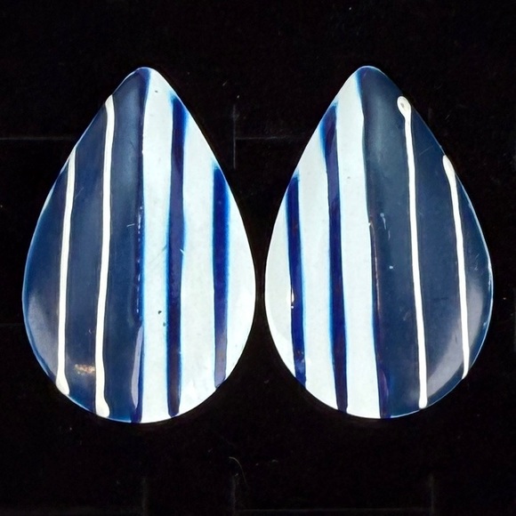 Vintage lightweight, teardrop, white, and blue striped pierced earrings - Picture 4 of 5